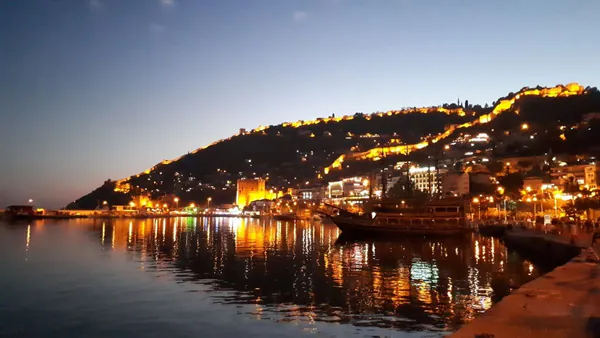 Alanya Gece Hayatı: Bar Sokağı, Kulüpler ve Beach Club'lar