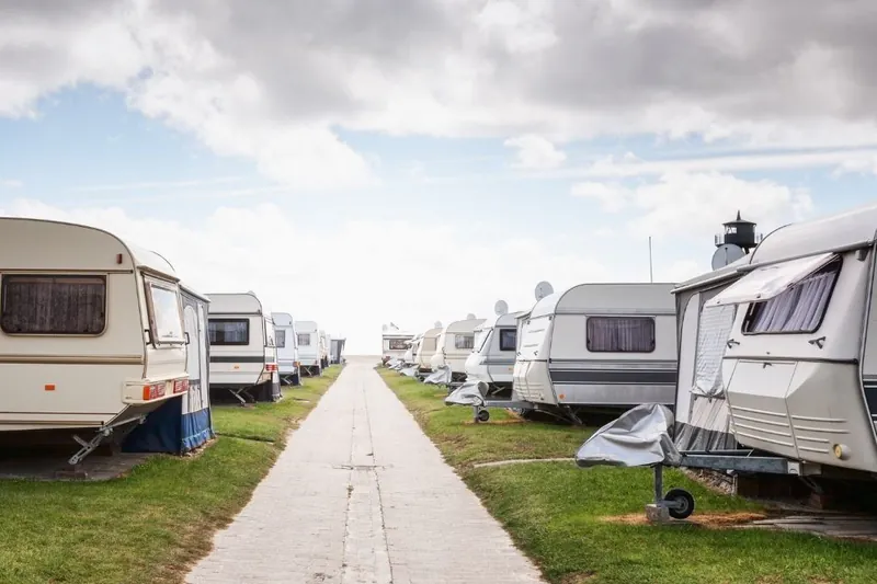 Karavan park alanında sıra sıra dizilmiş karavanlar ve yürüyüş yolu