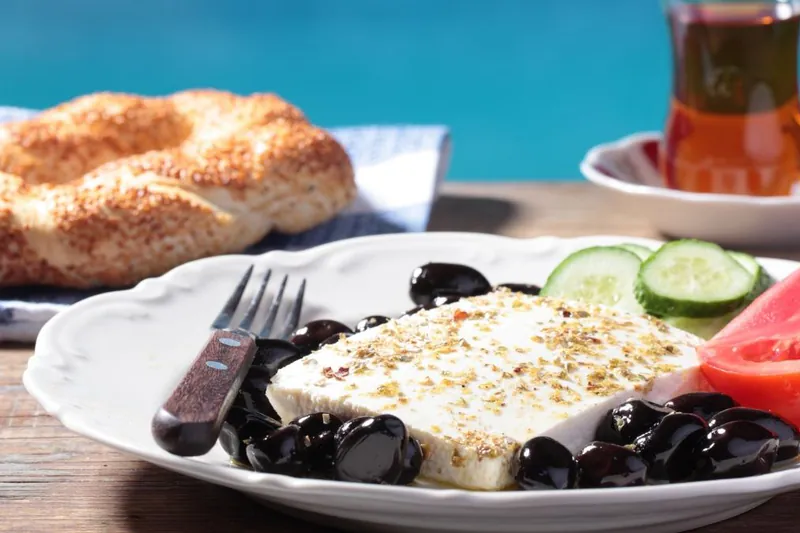 Beyaz peynir, zeytin, domates, simit ve çaydan oluşan klasik kahvaltı tabağı