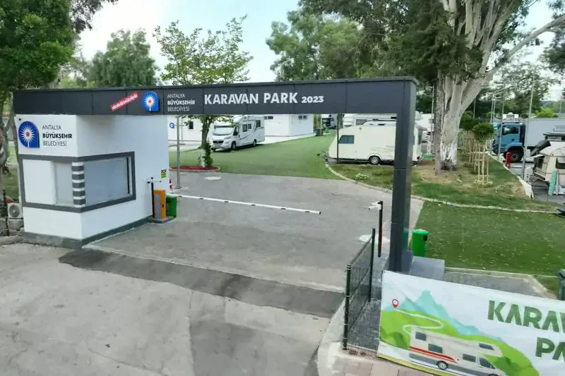 Antalya Büyükşehir Belediyesi Konyaaltı Karavan Park girişi ve resepsiyon binası