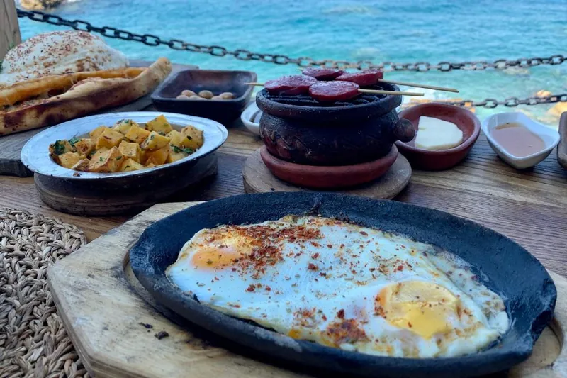Sac üzerinde sahanda yumurta, kavurma ve patates ile köy kahvaltısı
