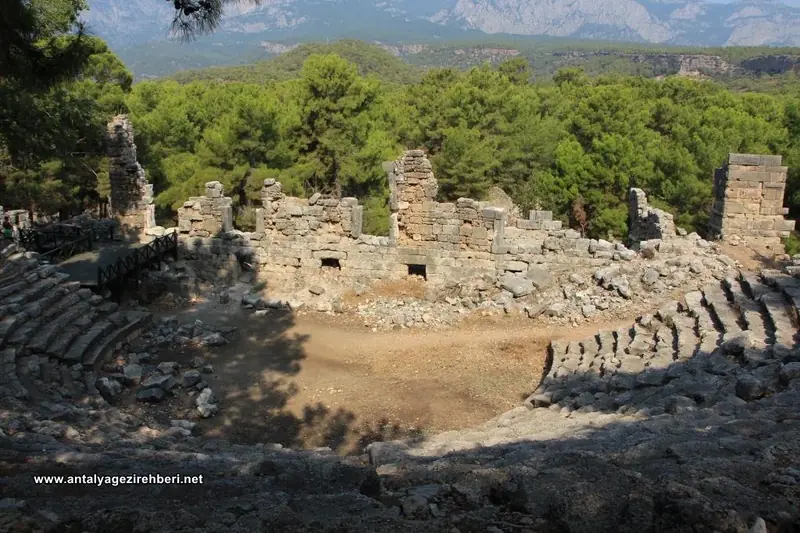 Phaselis Antik Kenti tiyatrosu ve arkasında Toros Dağları
