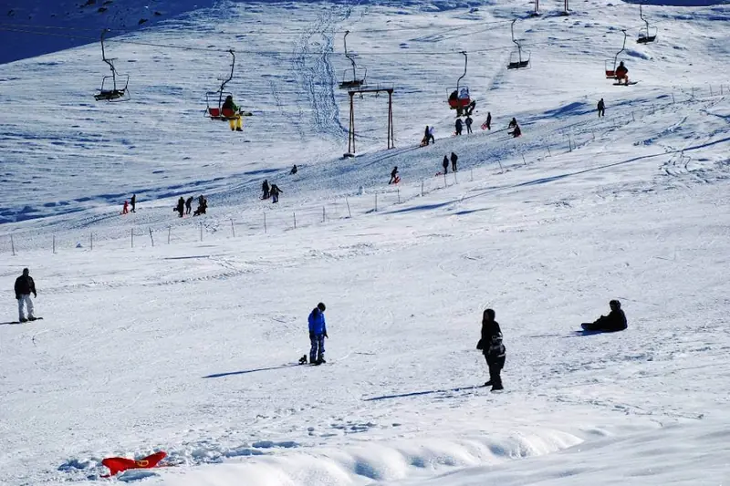 Saklıkent Kayak Merkezi'nde karlı pist, telesiyej ve kayakçılar